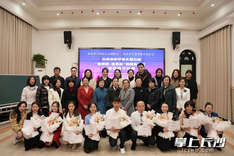 比赛结束后专家评委和选手们合影留念。