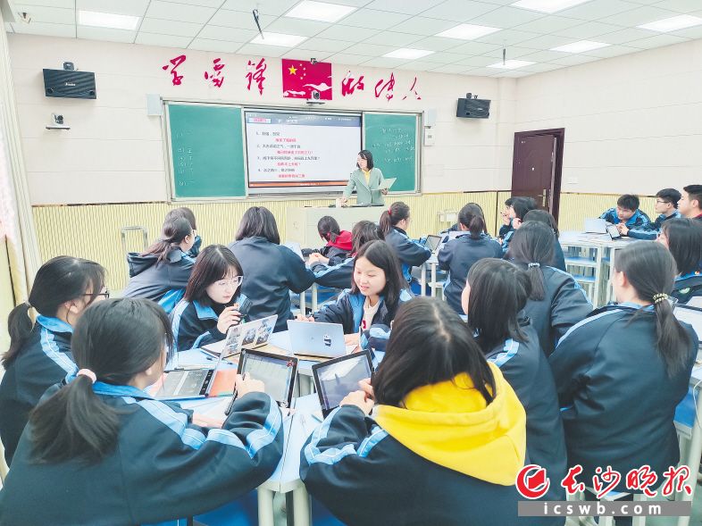雷锋学校智慧课堂充分调动学生积极性,提高了课堂效率。陈良 摄 雷锋学校智慧课堂充分调动学生积极性,提高了课堂效率。陈良 摄