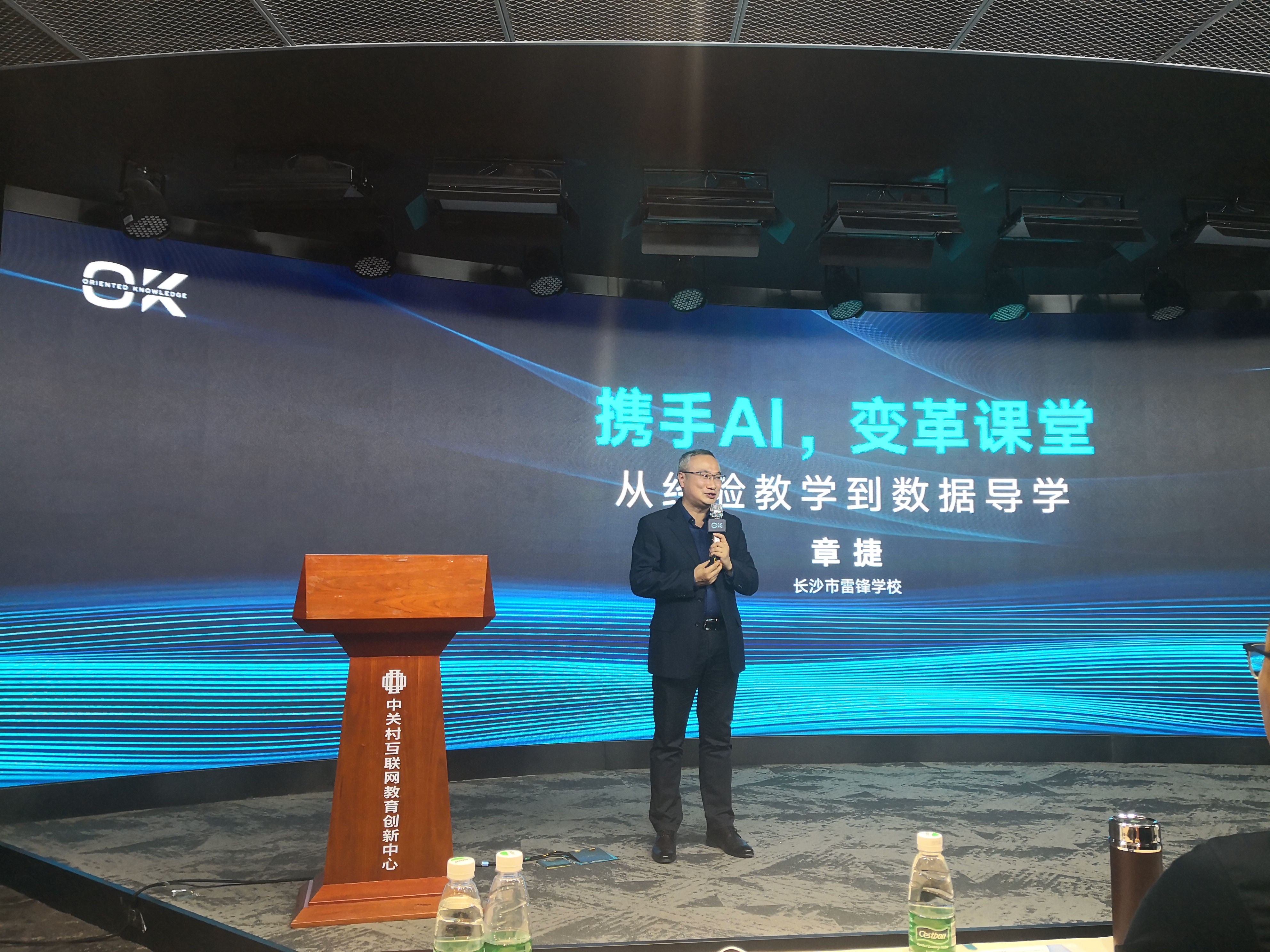 章捷在中央广播电视总台新影中学生频道《智慧学习方程式》节目中分享雷锋学校智慧课堂的成果。 资料图片 章捷在中央广播电视总台新影中学生频道《智慧学习方程式》节目中分享雷锋学校智慧课堂的成果。 资料图片