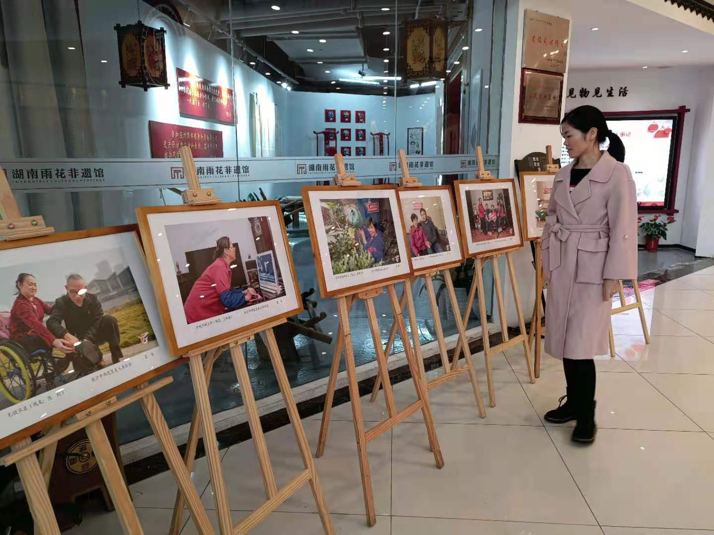 雨花区第七届“守护者日”志愿服务活动现场，为残障人士家庭打造的“全家福”长廊让人动容。