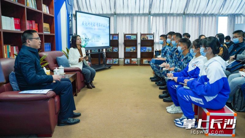 湖南省第十二次党代会代表、长沙市教育局局长孙传贵正在与长沙市教育局直属单位青年教师代表、周南中学学生代表进行交流互动。均为长沙晚报全媒体记者 刘晓敏 摄