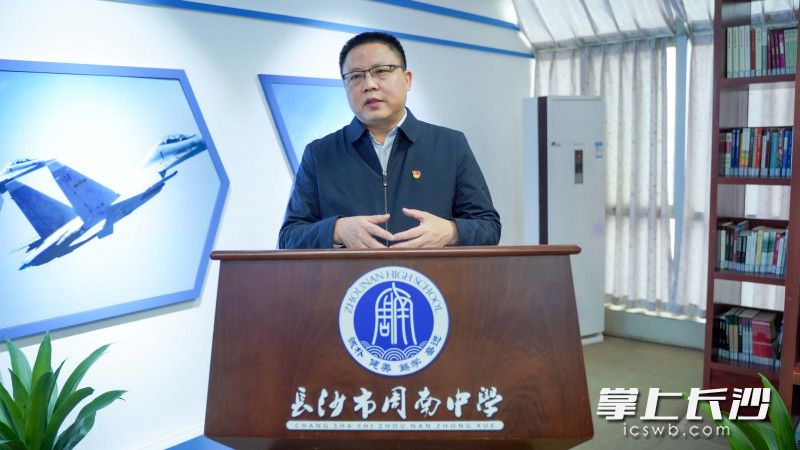 孙传贵正在向现场师生宣讲省第十二次党代会精神。