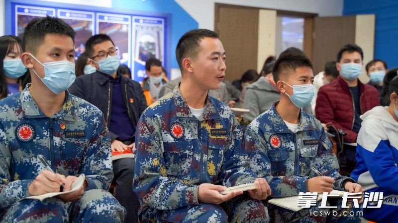 周南中学学生代表正在提问请教。
