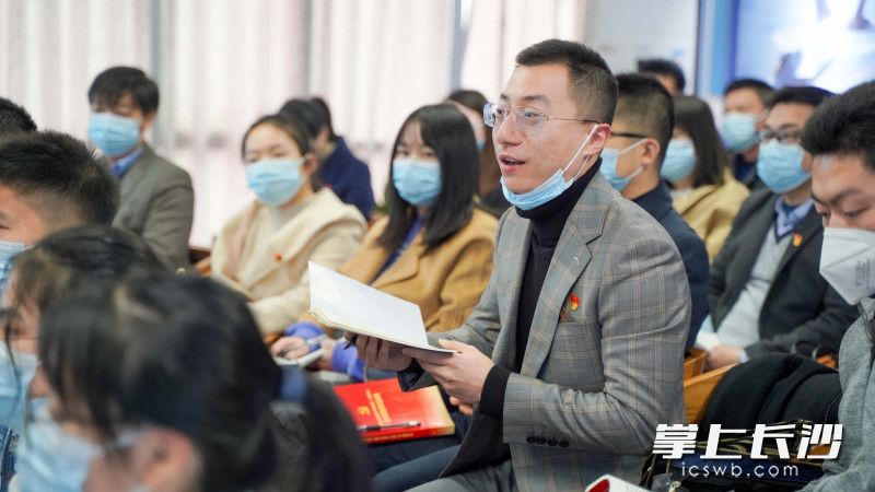 长沙市教育局直属单位青年教师代表正在提问互动。