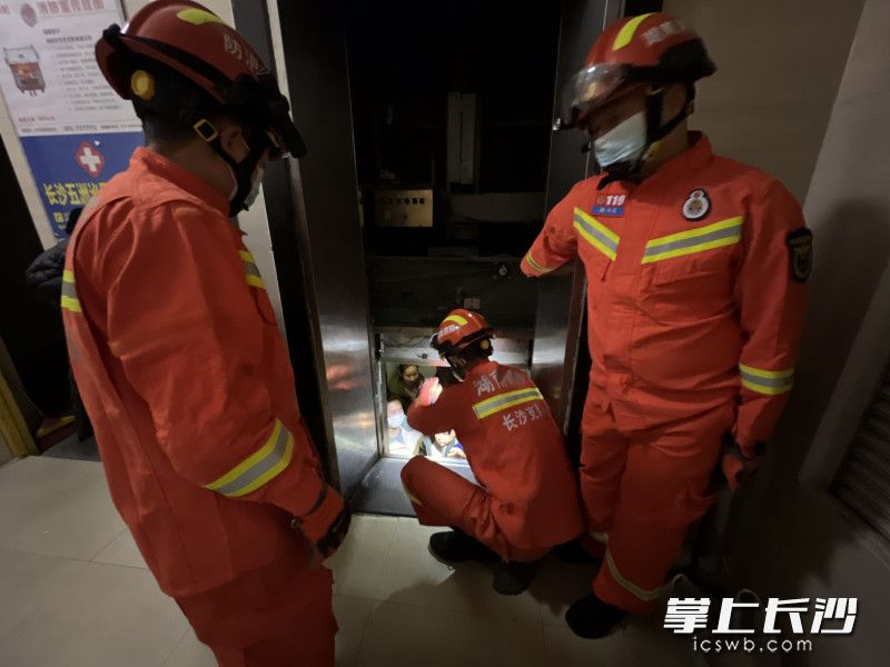救援现场，消防指战员逐一转移电梯内的被困人员。长沙晚报通讯员 胡宇波 供图