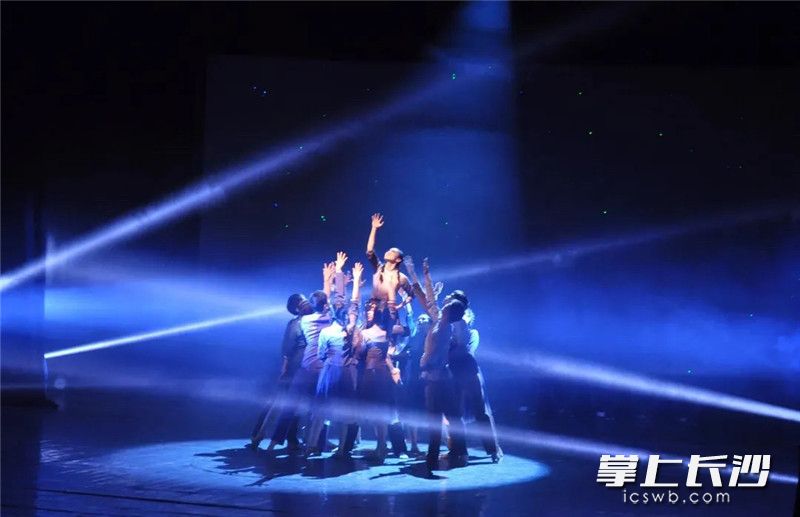 演出舞者们用身体语言诉说着红色故事。