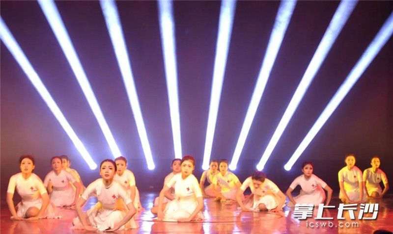 舞者带来精彩舞蹈节目。