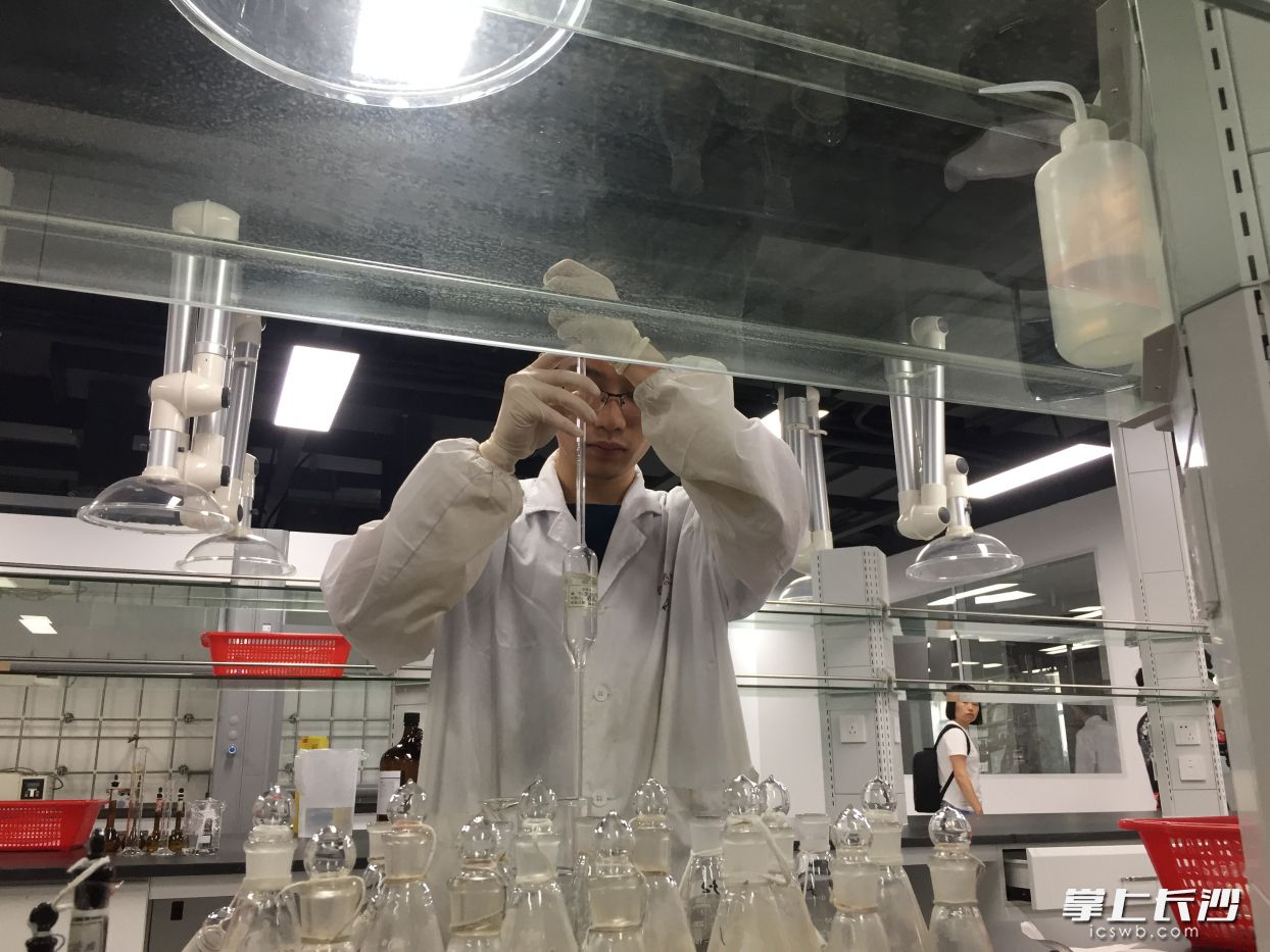 天地恒一科研人员在做实验。长沙晚报全媒体记者 周斌摄