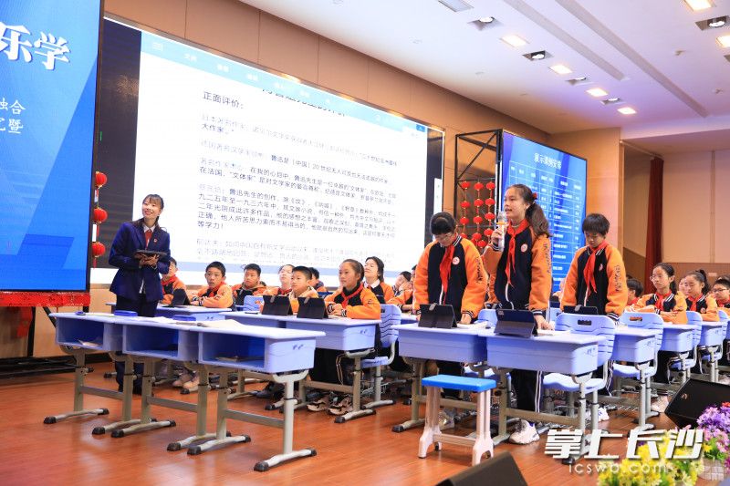 《有的人——纪念鲁迅有感》一课现场。照片由雨花区教育局提供 《有的人——纪念鲁迅有感》一课现场。照片由雨花区教育局提供