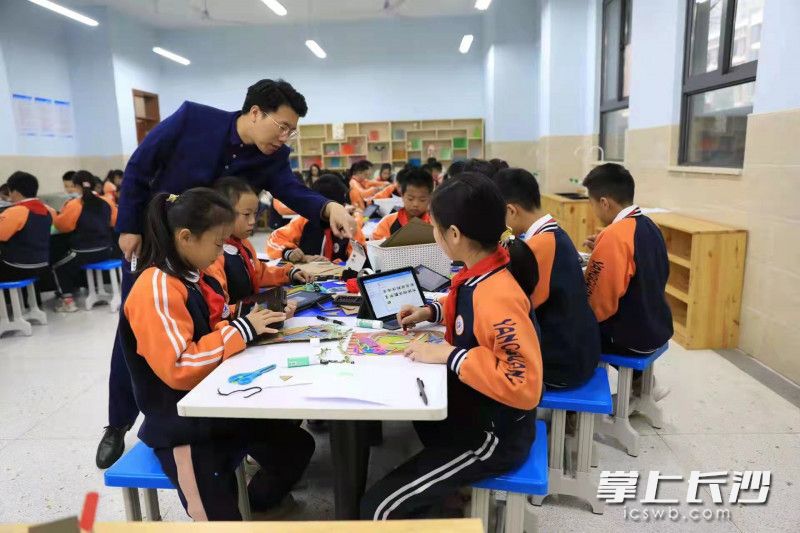 智慧教育手段让科技课堂更生动直观。 智慧教育手段让科技课堂更生动直观。