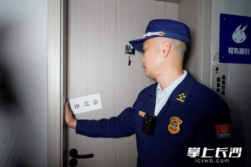 消防监督员对二楼4间娱乐房间依法实施临时查封。均为长沙晚报通讯员 冯运文 供图
