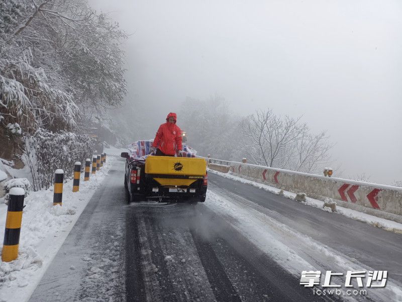 蕉溪岭隧道，浏阳市公路建设养护中心工作人员正在清除冰雪。受访者供图