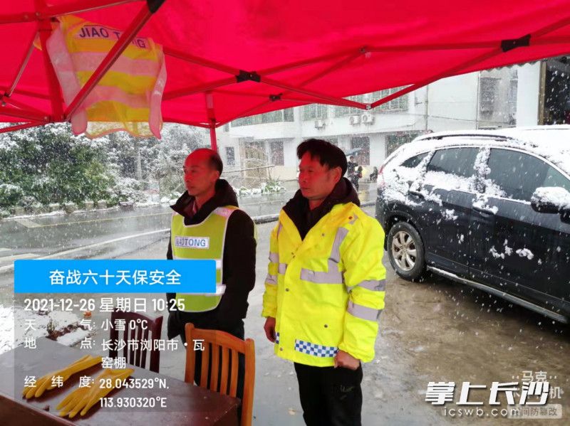 文家市镇沙溪村，镇村干部、热心村民在重点路段轮班值守。受访者供图