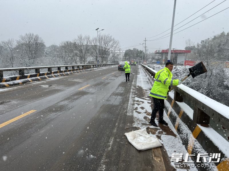 在永安镇的各条主干道上，都有人值守巡查、扫雪。受访者供图
