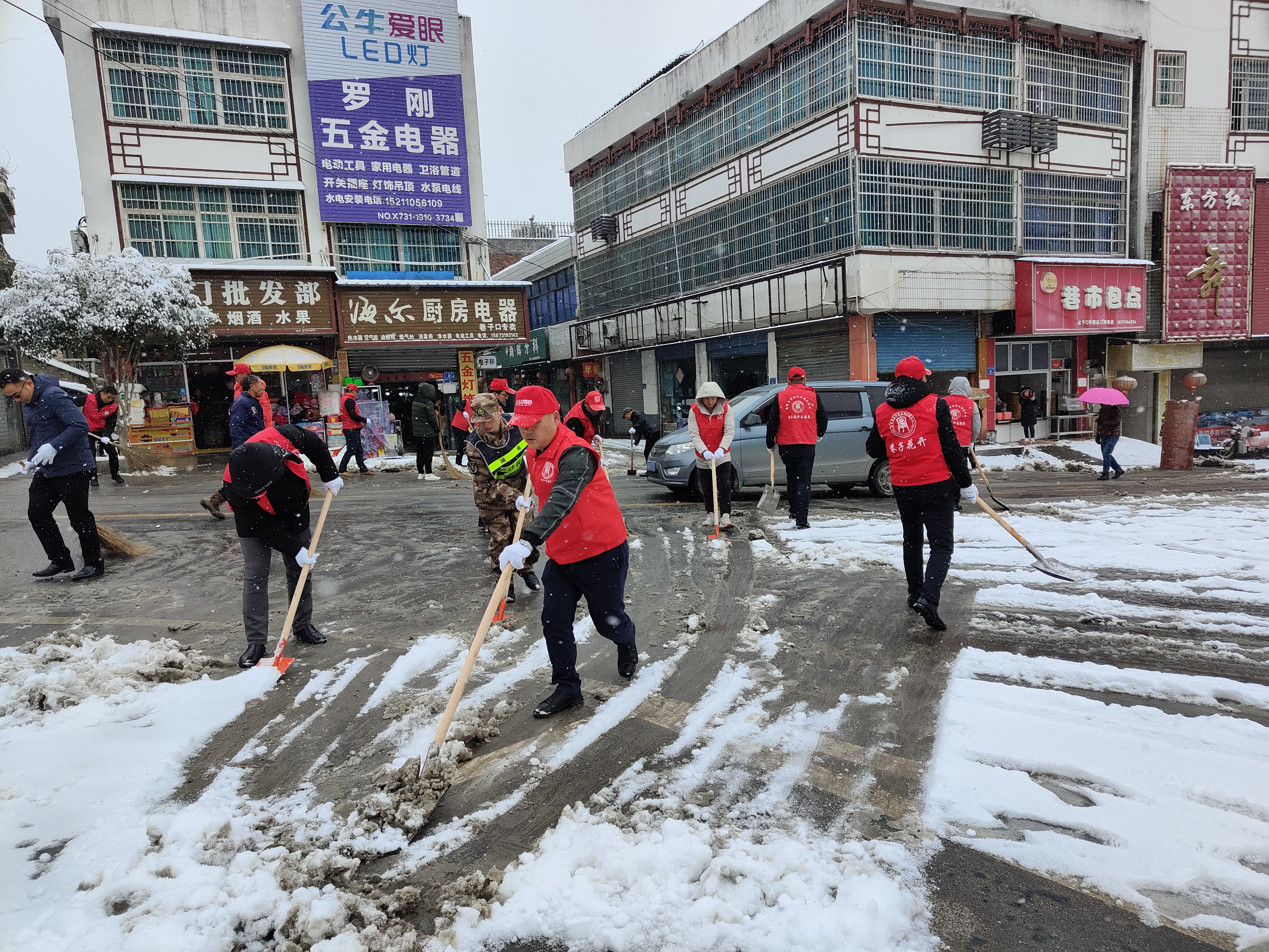 宁乡市巷子口镇的镇村党员干部和广大志愿者组成义务扫雪队，在积雪覆盖的大地上“白里透红”格外亮眼。长沙晚报全媒体记者 张禹 通讯员 李向 邓晨雨 摄影报道