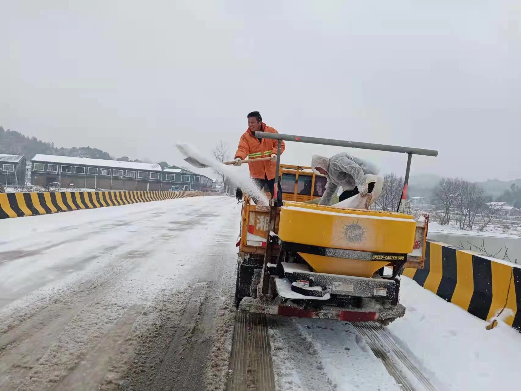 宁乡市交通运输系统“探路制度”保平安，针对主要道路、桥梁喷洒融雪剂。 均为长沙晚报全媒体记者 张禹 通讯员 陈苗 摄影报道