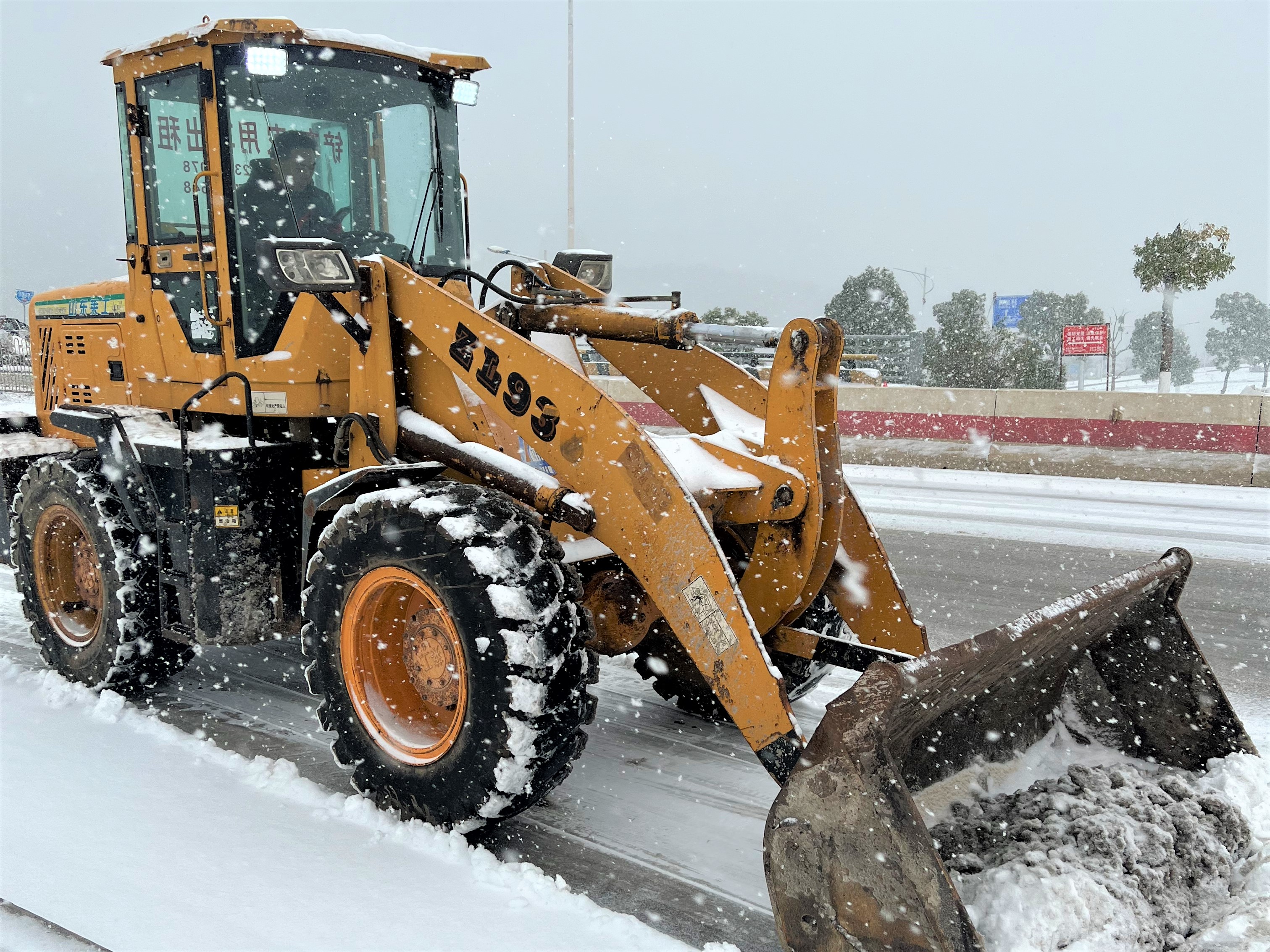 组织铲车针对主要道路、桥梁进行铲雪除冰。