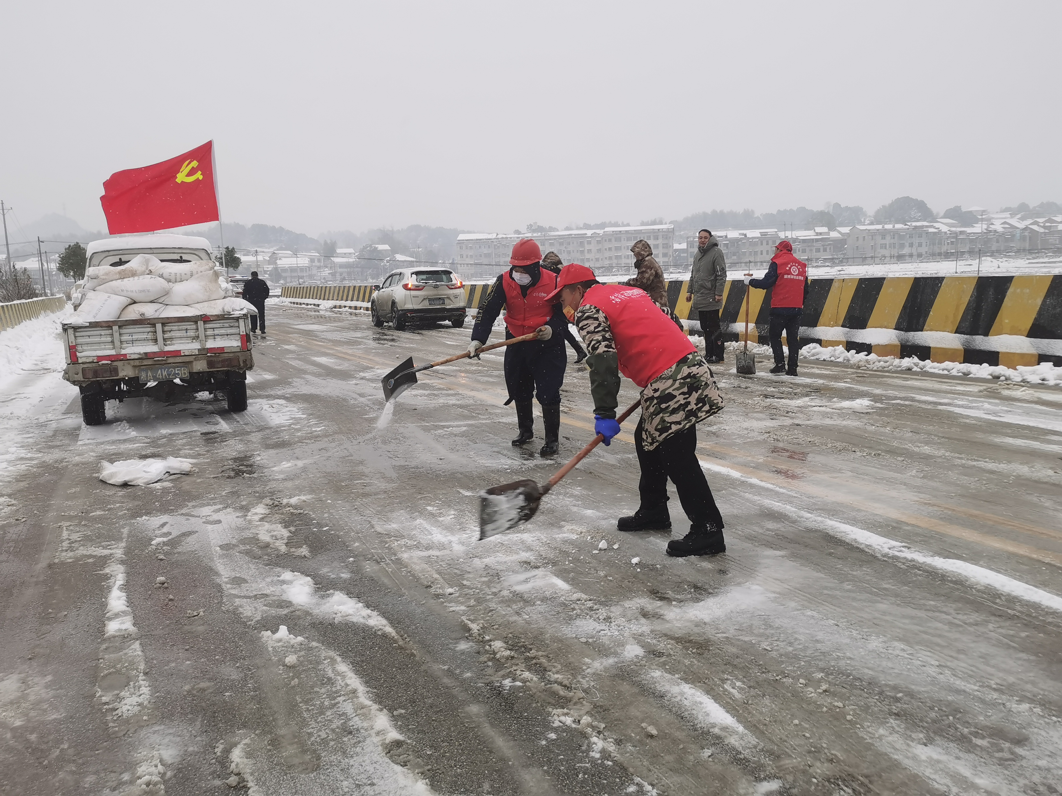 宁乡市流沙河镇党员干部志愿者在为主干道清除积雪。受访方供图