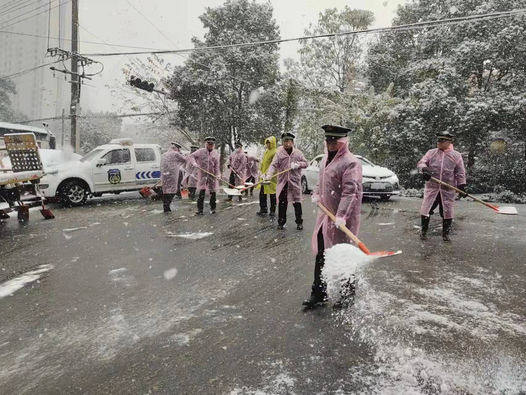 雨花区的城管队员积极参与铲冰除雪，实行24小时巡查监测。长沙晚报通讯员 李星瑶 摄