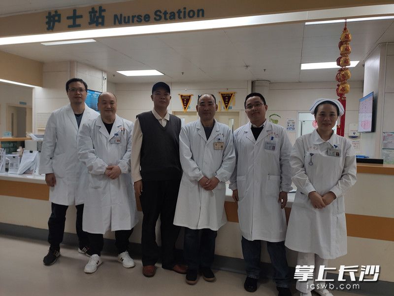 廖先生手术成功后，和医务人员合影。  湘雅医院供图