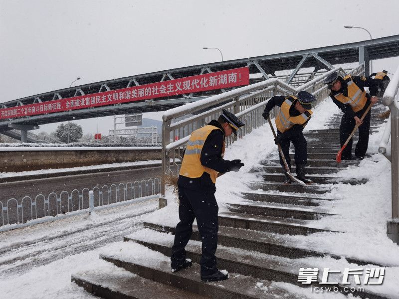 天心区全力应对低温雨雪天气。