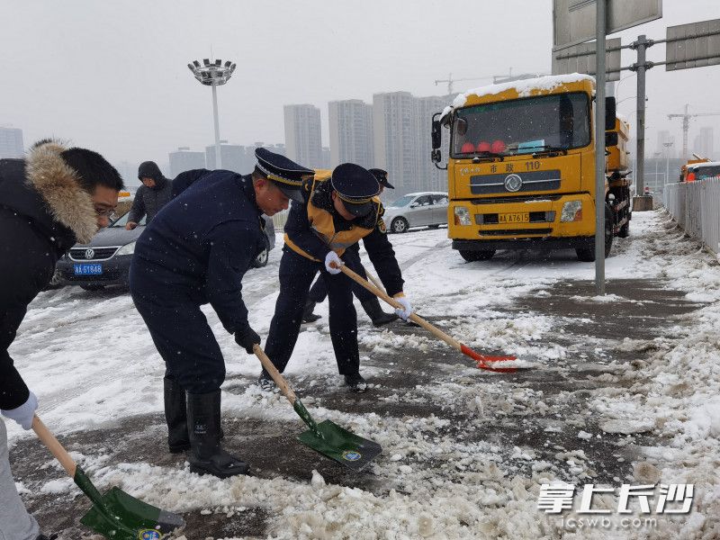 天心区组织各部门力量除冰扫雪。图为城管干部正在湘府路大桥铲雪。均为长沙晚报全媒体记者 王斌 摄
