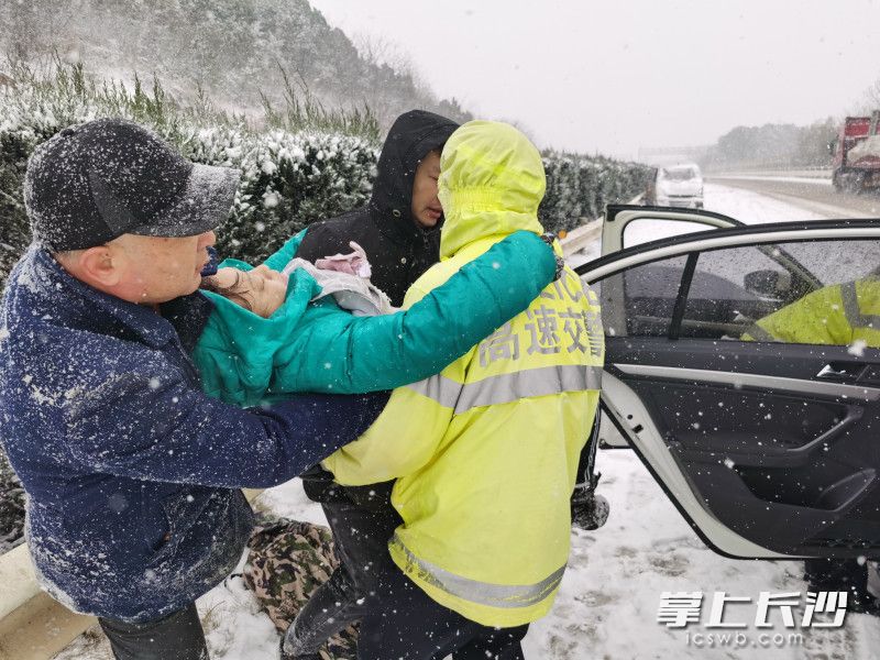 高速公路上，长沙高速交警救助受伤人员。长沙晚报通讯员 欧阳丹妮 供图