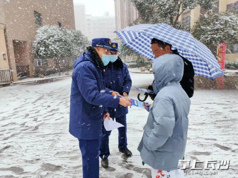 在长沙县，“火焰蓝”进小区宣传消防安全。长沙晚报通讯员 胡宇波 供图
