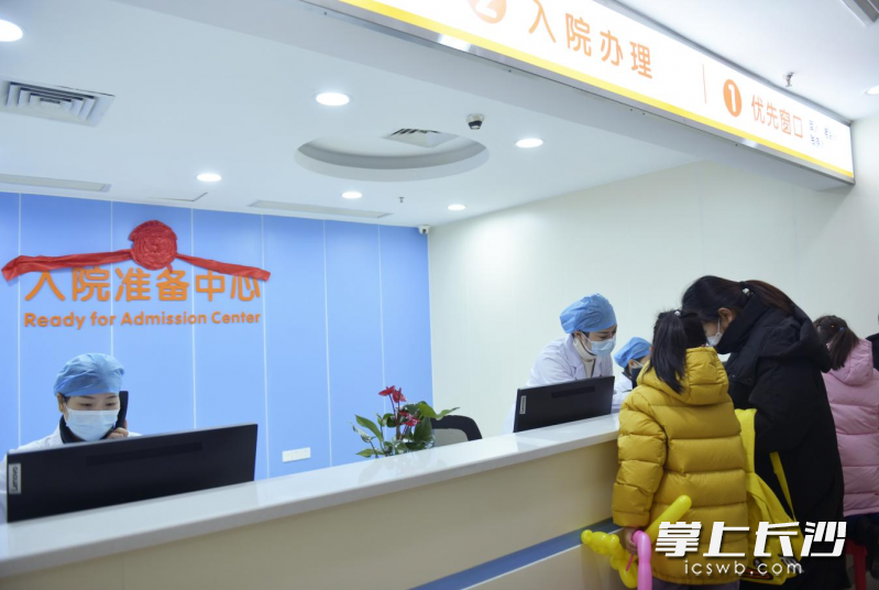 工作人员协助王女士和患儿伊伊办理入院手续。长沙晚报通讯员 姚家琦摄