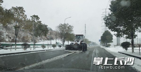 为保障园区道路畅通，宁乡高新区所属的金洲新城集团投入清雪人员80余人，全力保障园区道路安全畅通。长沙晚报通讯员 徐连伟摄