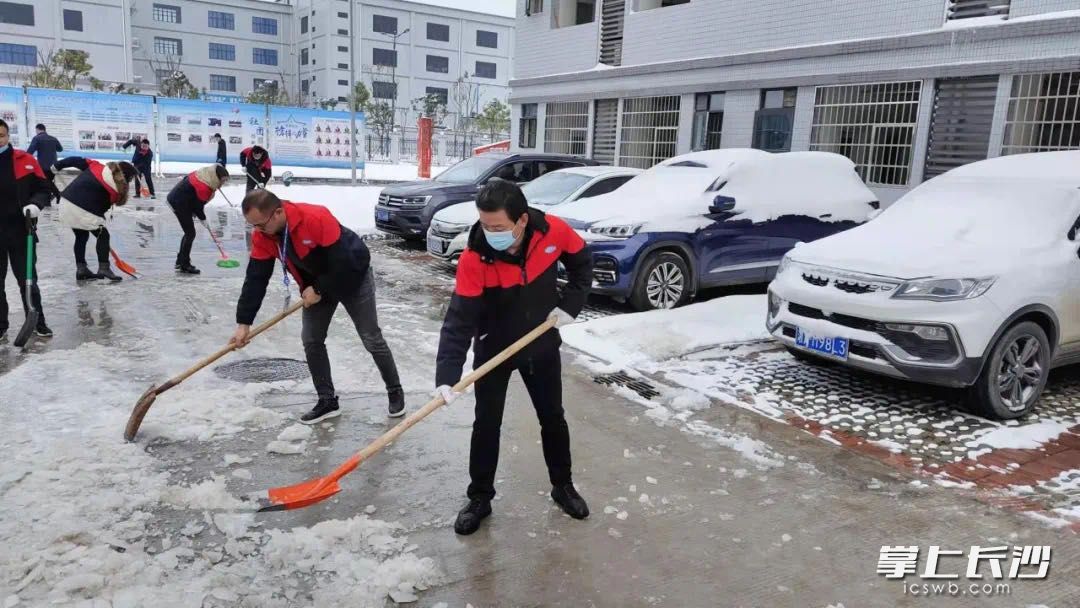 　　蓝思科技员工清扫厂区积雪。蓝思科技供图