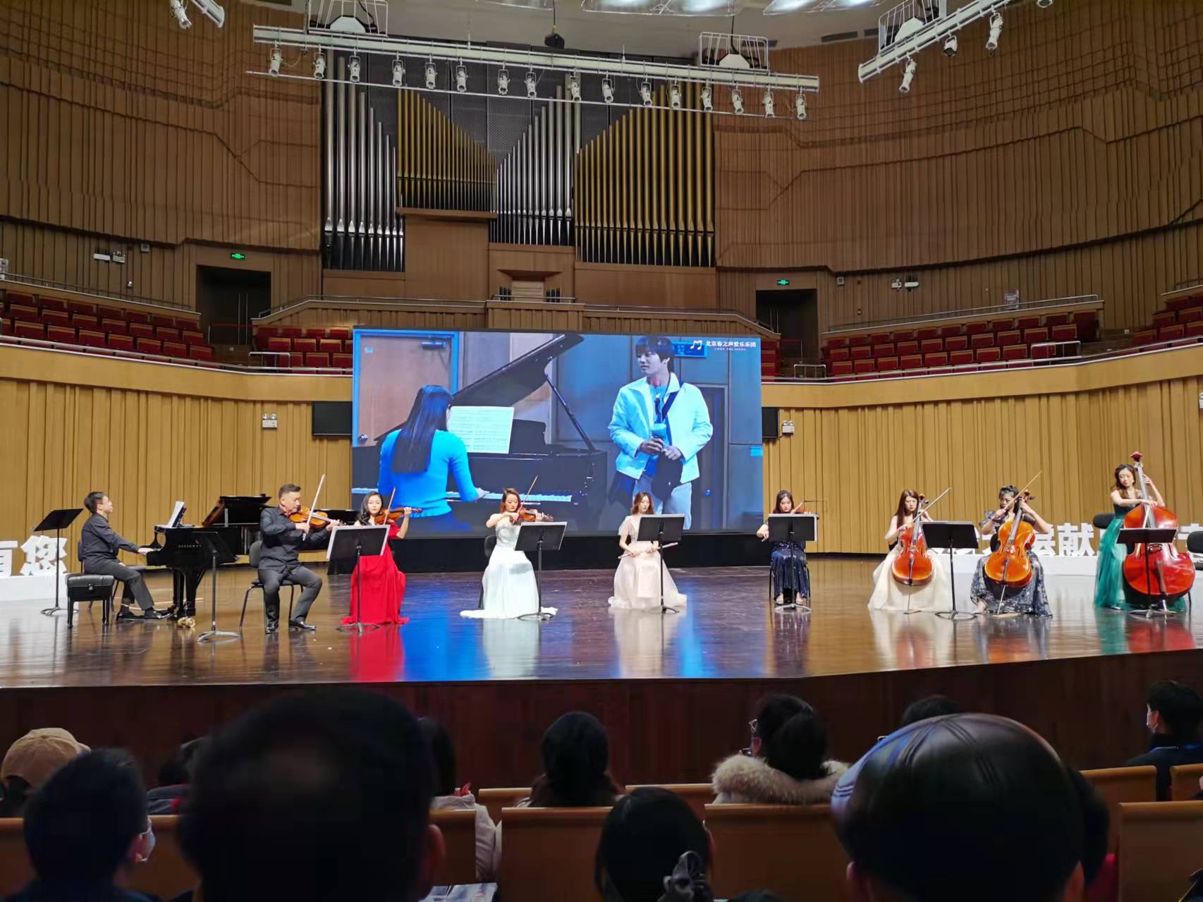 乐手们在演奏经典影视金曲。