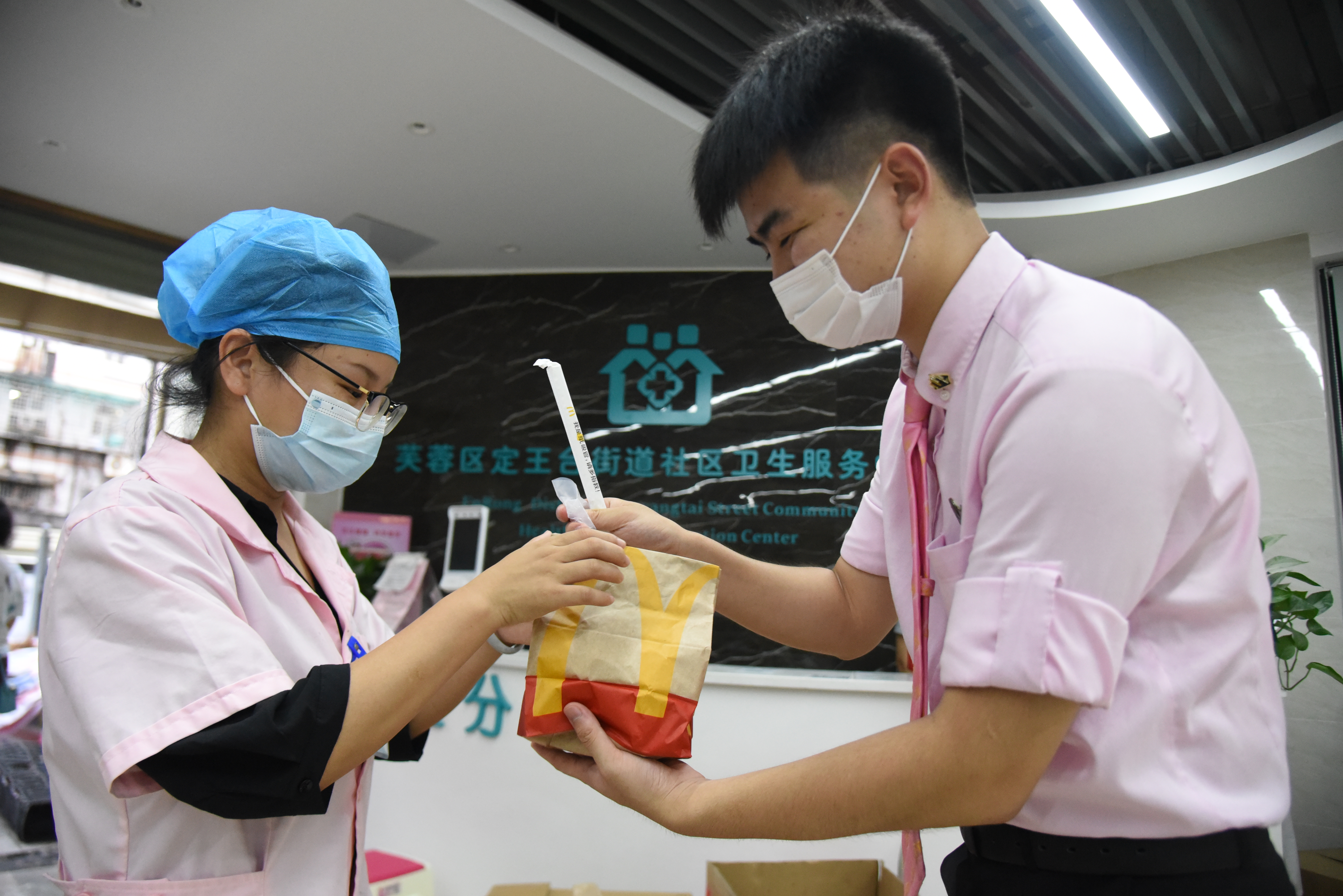 自助力疫情防疫工作以来，湖南麦当劳累计为省内数千个“抗疫”岗位送去了“麦当劳同心防疫爱心餐”