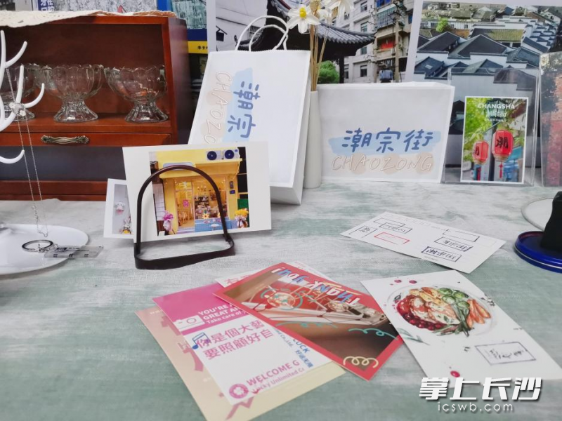观展者了解着独具地名特色的小故事，领略着地名文化之美。