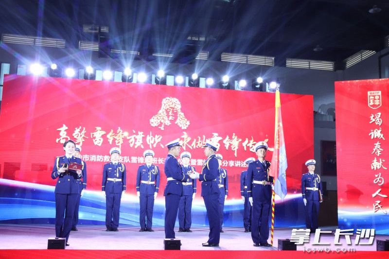 老班长张定轩与新任班长邹璋进行交接。