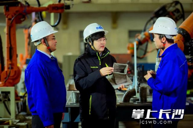 中联重科副总裁、总工程师付玲（图中）。