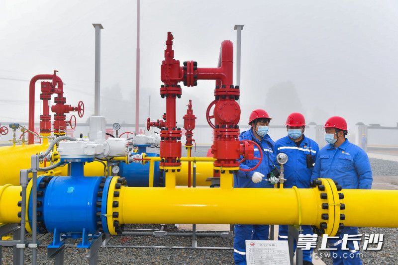 工作人员正在进行安全检查。