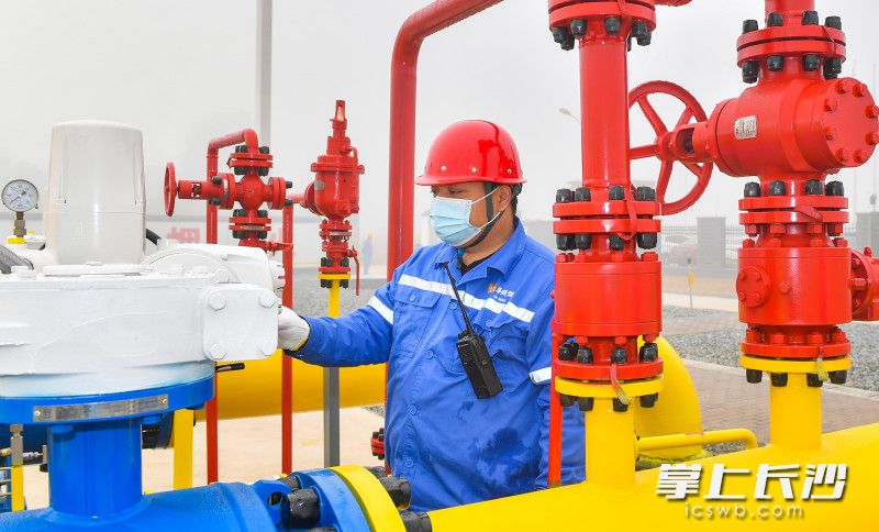 经过各环节的安全检查后，长沙华润燃气望星门站正式投产送气。图片均为长沙晚报全媒体记者 邹麟 摄