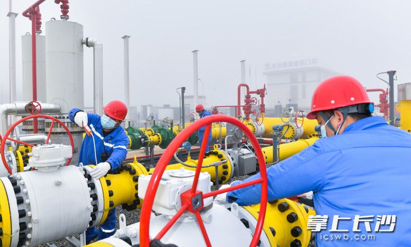 工作人员正在进行安全检查。