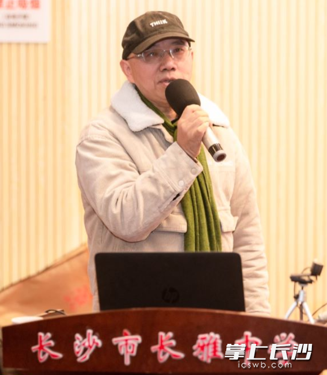 中国书法家协会会员、湖南省甲骨文学会理事周桂华为学生传授甲骨文书写特点、章法等。