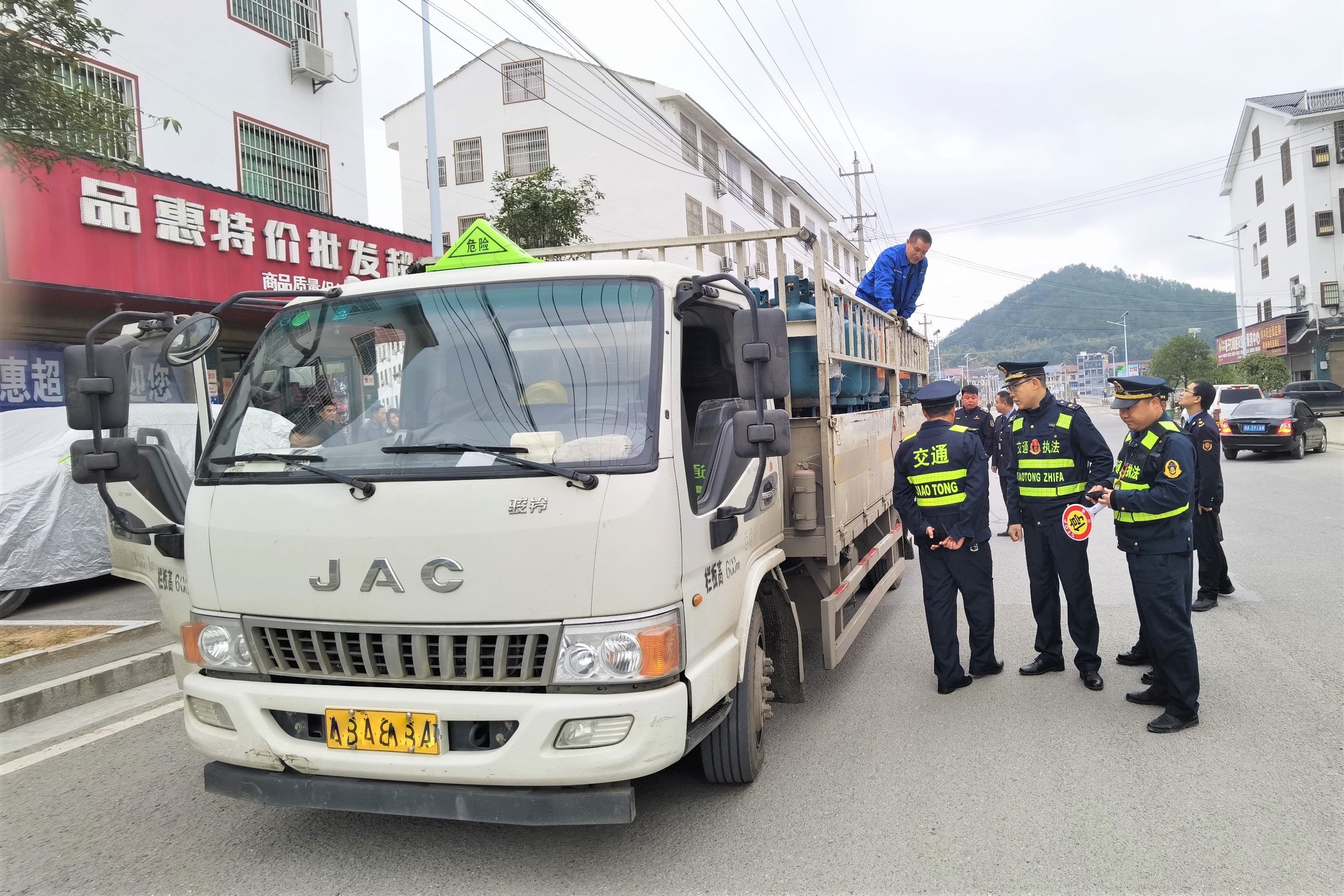虽然山区寒风凛冽，但是巷子口镇交管站工作人员已经习惯，正在进行执法检查。长沙晚报全媒体记者 张禹 摄