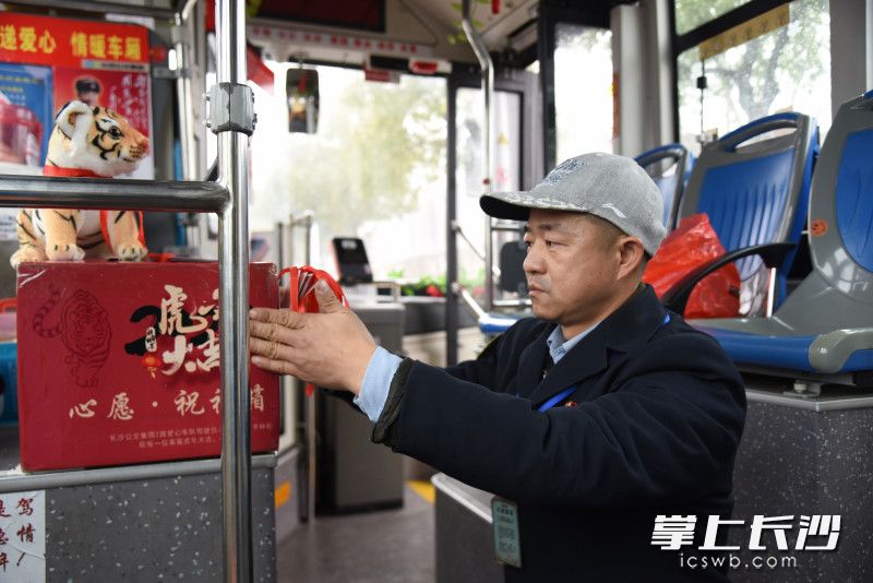 公交车内，2路公交车司机肖壬根将自己定制的“福卡”放在车内，供乘客写下新年祝福。均为长沙晚报全媒体记者 刘琦 摄