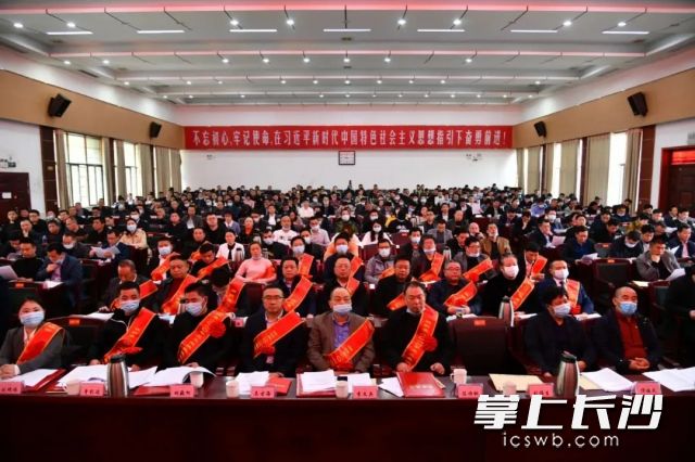 2021年3月14日，全县强园兴工暨优化营商环境攻坚年动员大会上，企业家们坐前排、上奖台、站C位。