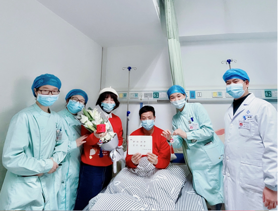 长沙市第四医院医护人员为刚刚领取结婚证的小健夫妇准备了寓意百年好合的鲜花、栩栩如生的小虎挂饰以及写满爱心祝福的贺卡。均为长沙晚报通讯员 夏丹 摄