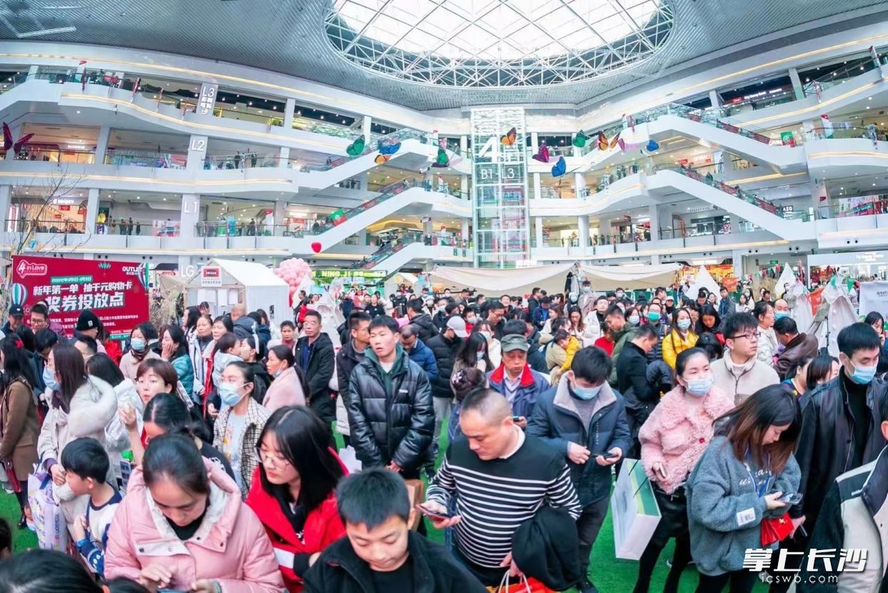 元旦小长假，市民选择在商场买买买。  均为长沙晚报全媒体记者刘捷萍摄