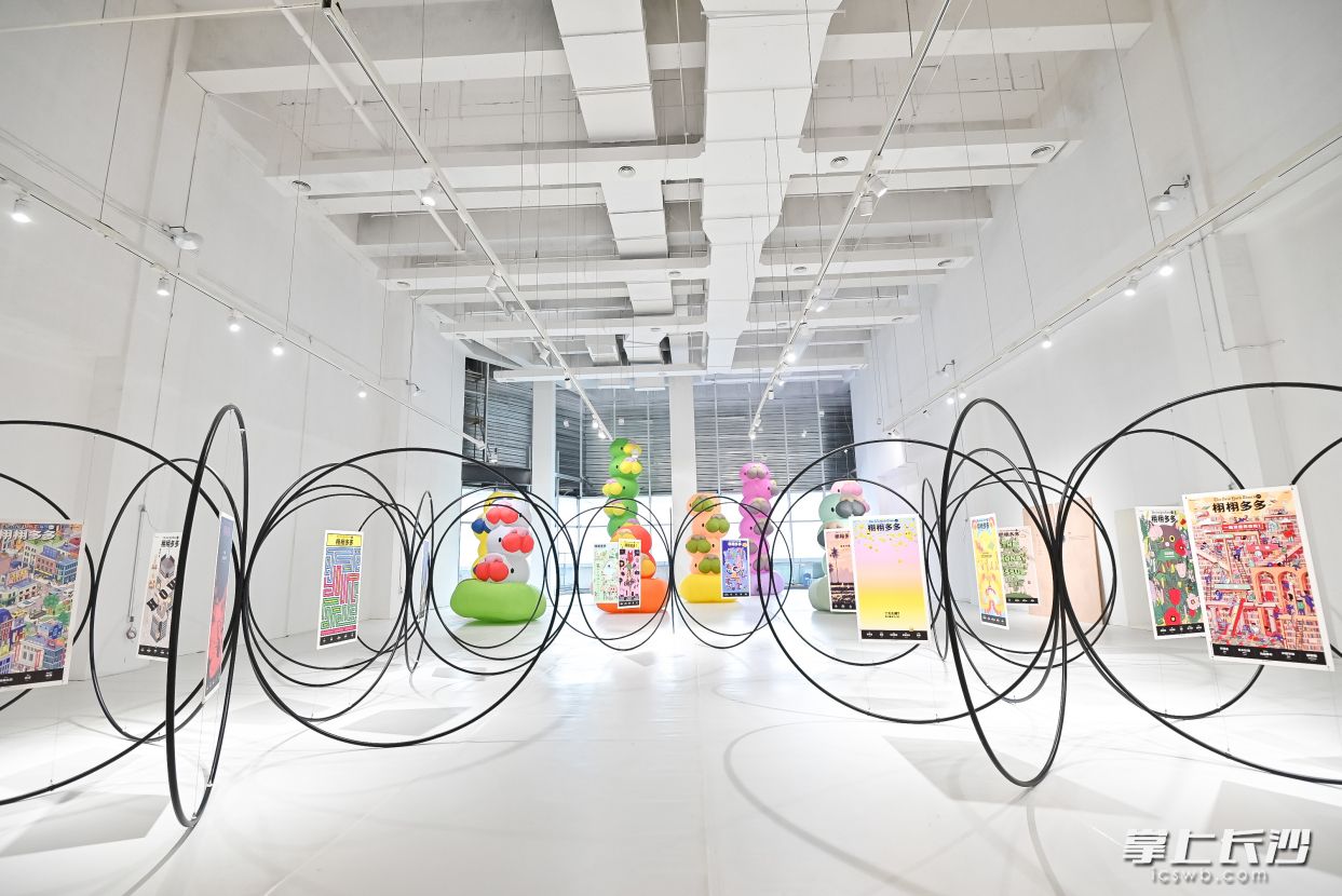 新颖的艺术展搬进商场。