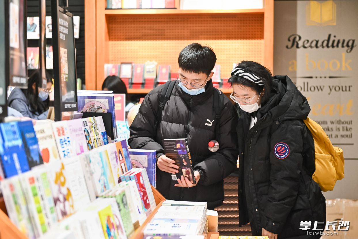 市民选购图书。