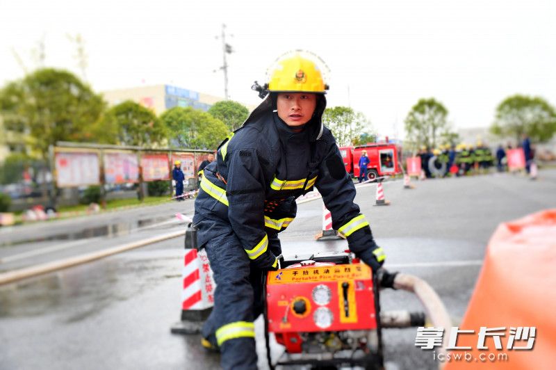 长沙县江背镇专职消防队队长陈闪在比武活动中。均为长沙晚报通讯员胡宇波供图