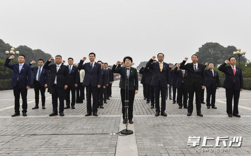 1月4日上午，省委常委、市委书记吴桂英率新一届市委、市人大常委会、市政府、市政协党员领导班子成员和法检两院负责人来到橘子洲头，重温入党誓词、接受党性教育。均为长沙晚报全媒体记者余劭劼摄