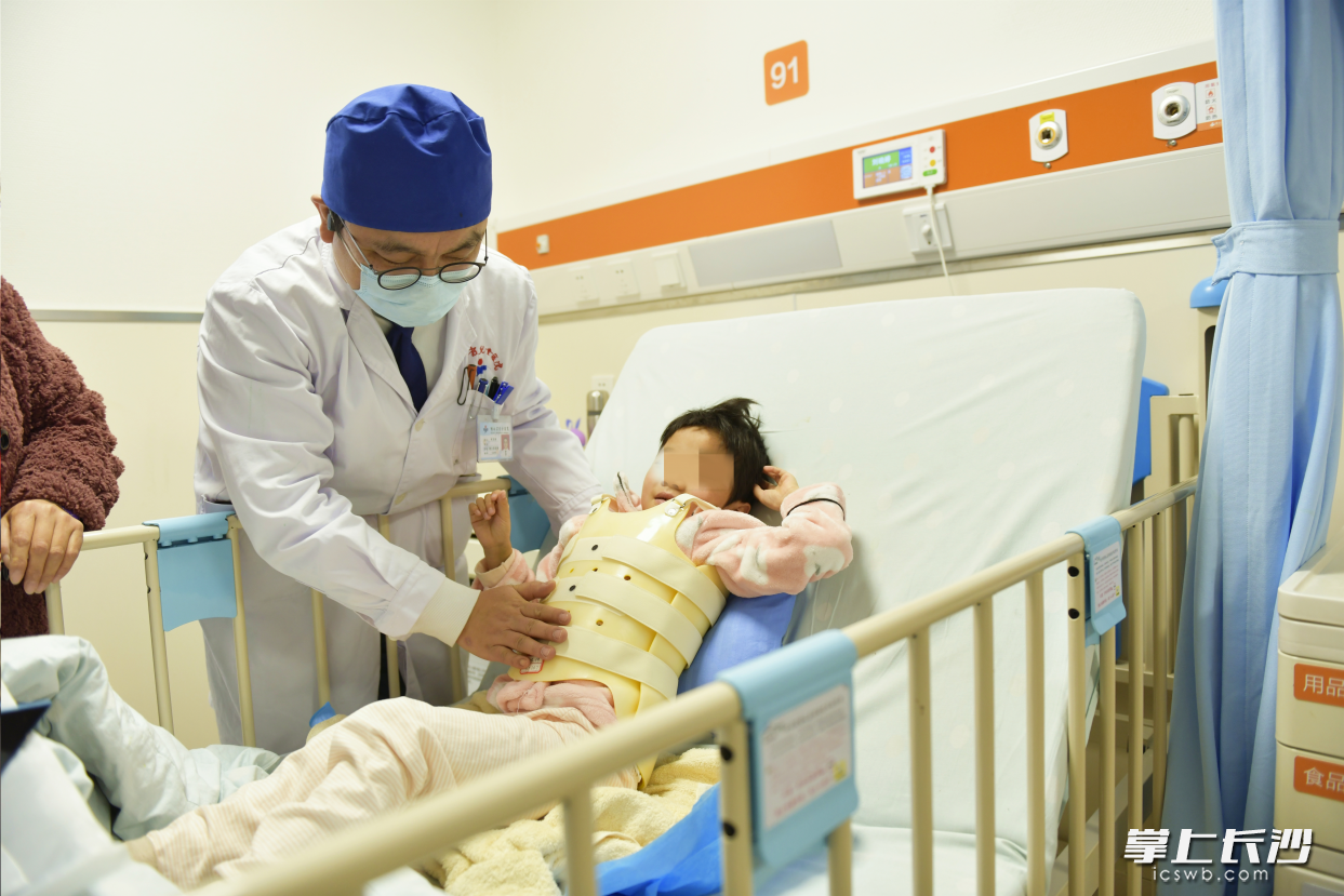 湖南省儿童医院骨科副主任医师叶卫华正在给婷婷检查支具。 长沙晚报通讯员 姚家琦 摄